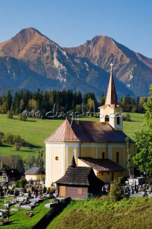 Ždiarsky kostolík, v pozadí Belianske Tatry