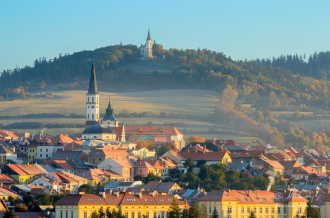 Centrum Levoče, v pozadí Mariánska hora