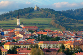 Centrum Levoče, v pozadí Mariánska hora