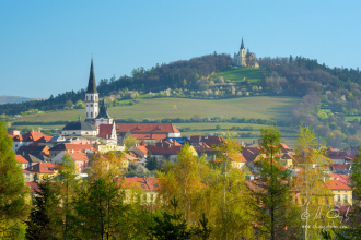 Centrum Levoče, v pozadí Mariánska hora