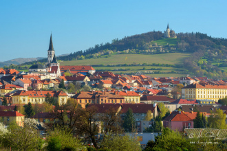 Centrum Levoče, v pozadí Mariánska hora