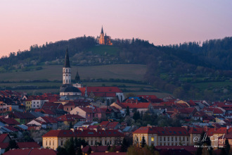 Centrum Levoče, v pozadí osvetlená Mariánska hora