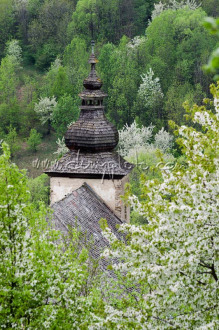 Kostolík a rozkvitnuté čerešne v Brdárke