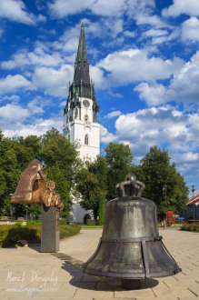 Pamätník Majstrovi Konrádovi a veľký kostol