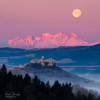 Velikáni /Spišský hrad, Tatry a Mesiac/